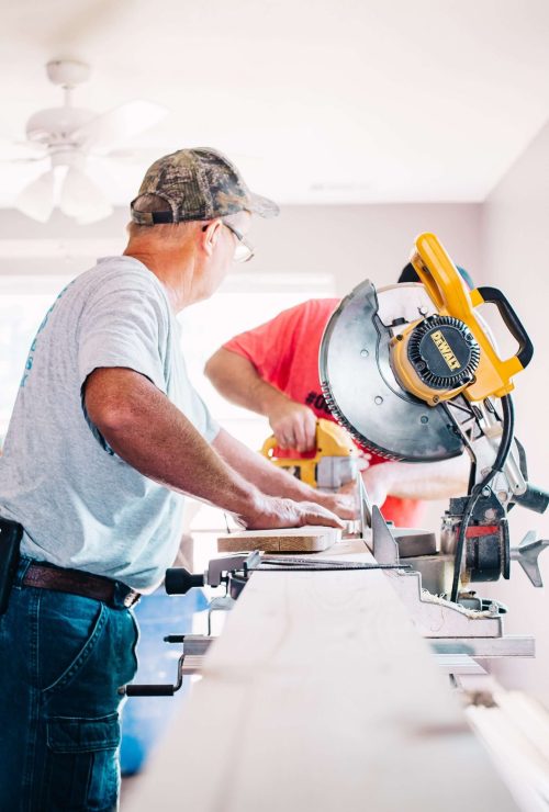 woodworker-using-tablesaw-construction